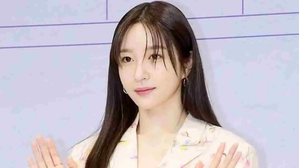 Hani EXID akhirnya kembali ke dunia akting lewat drama Love on the Menu. Demi memerankan Han Gyu Rim, ia harus mendalami karakter dengan emosi yang kompleks, mulai dari sosok ibu yang tegar hingga anak yang masih merindukan kasih sayang ibunya. (x @tang_kira)