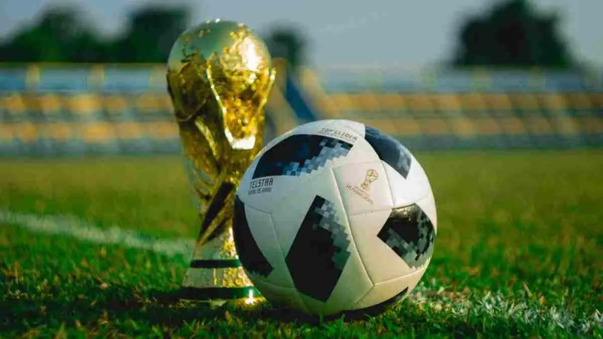 Adu penalti di Piala Dunia bukan sekadar soal akurasi tendangan. Di balik titik putih, ada tekanan besar yang bahkan mampu membuat pemain terbaik dunia mengalami kegagalan. Mental, keberanian, dan kesiapan menjadi penentu utama di momen paling menegangkan dalam sepak bola. (Photo by Fauzan Saari on Unsplash)