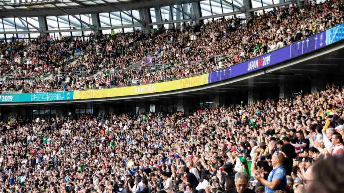 Piala Dunia bukan hanya ajang olahraga, tetapi fenomena budaya global. Banyak orang yang biasanya tidak mengikuti sepak bola tetap ikut menonton karena atmosfer kebersamaan, rasa penasaran, dan momen dramatis yang menarik perhatian siapa pun. (Photo by Stefan Lehner on Unsplash)