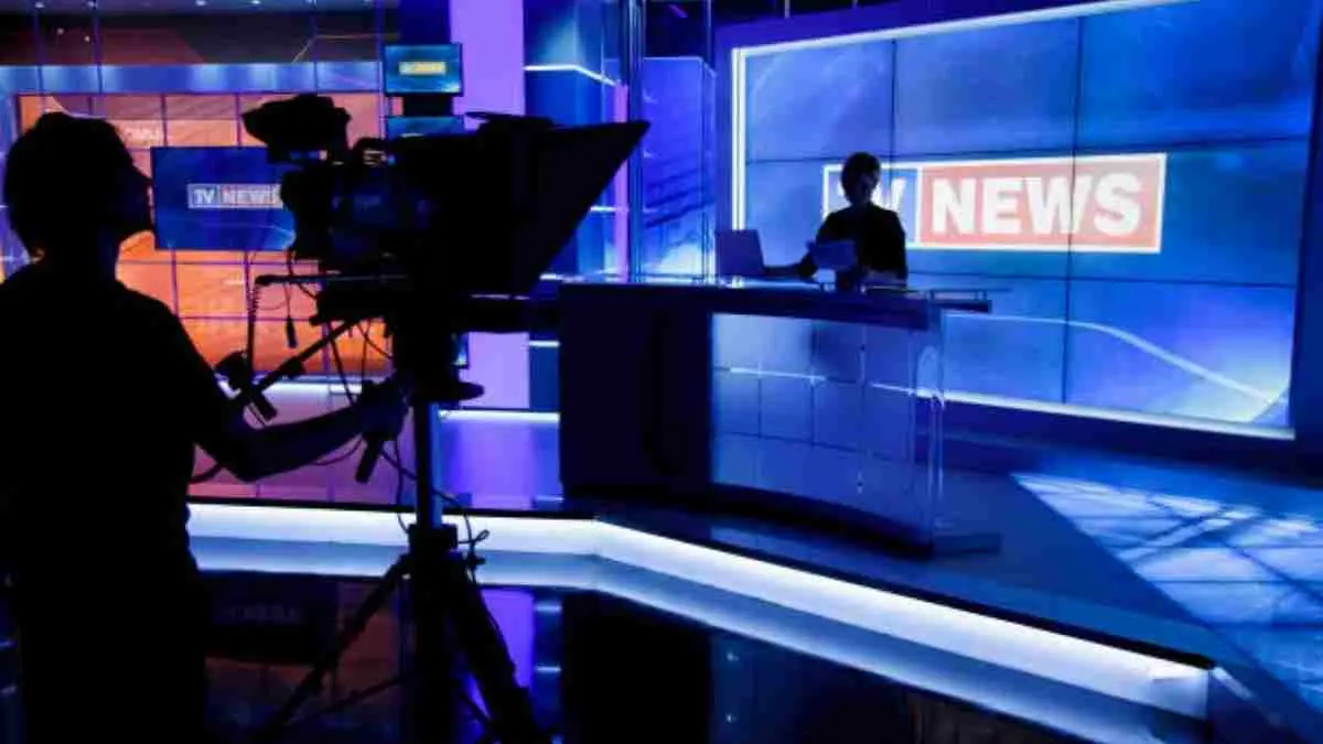 Banyak yang mengira profesi presenter TV mulai tergeser oleh content creator. Benarkah demikian? Ternyata peluangnya masih terbuka lebar, asalkan mampu beradaptasi dengan era digital dan menguasai berbagai platform komunikasi. (ilustrasi)