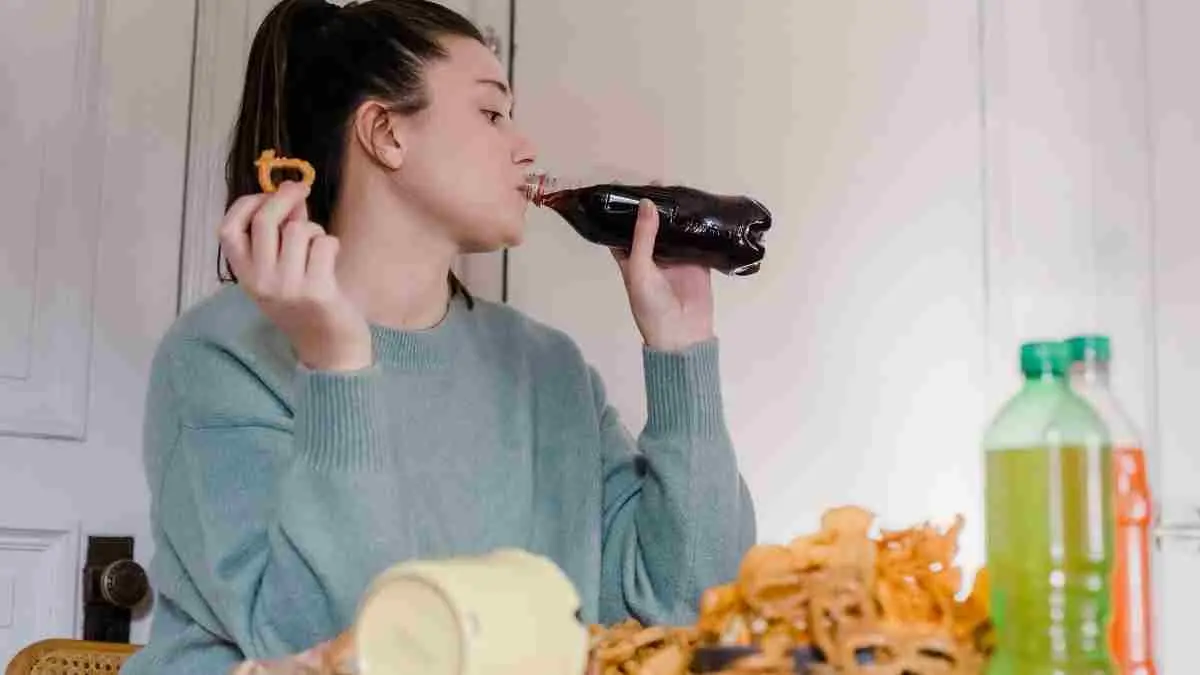 Bukan hanya makanan pedas, cara makan sehari-hari juga berpengaruh pada kesehatan lambung. Tanpa disadari, tiga kebiasaan ini bisa meningkatkan risiko asam lambung hingga gangguan pencernaan jika terus dilakukan. (ilustrasi)