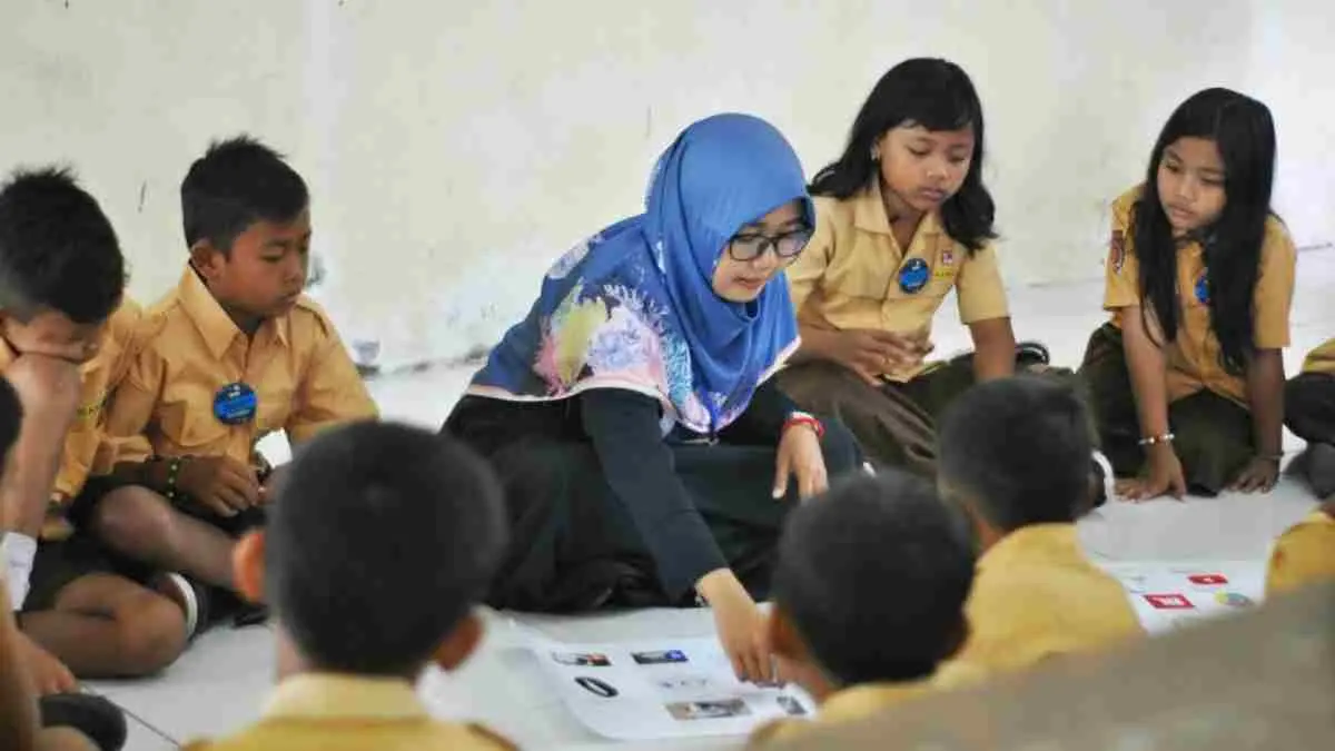 KKN bukan sekadar program kerja, melainkan pengalaman hidup yang membekas. Tinggal bersama teman satu kelompok, menghadapi tantangan nyata, berinteraksi dengan masyarakat, hingga lahirnya persahabatan dan kisah cinta membuat KKN sulit dilupakan. (Photo by Husniati Salma on Unsplash)