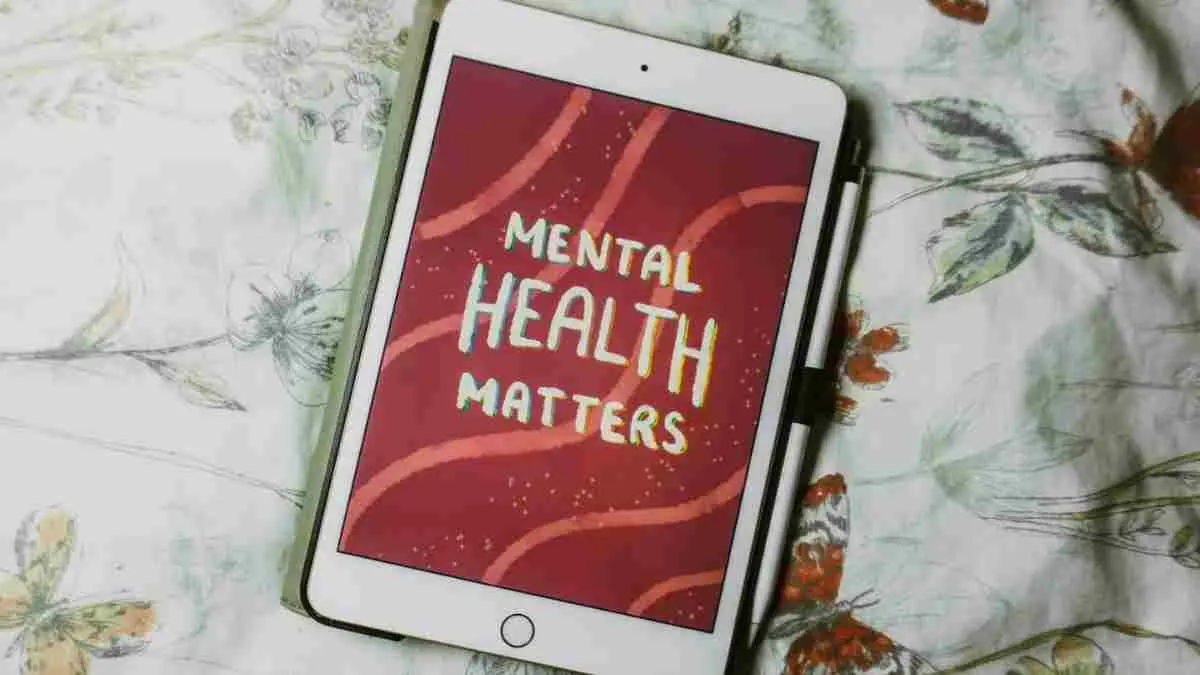 Digital detox adalah tren baru di mana orang sengaja rehat dari media sosial untuk menjaga kesehatan mental dan fokus hidup. (Photo by Emily Underworld on Unsplash)