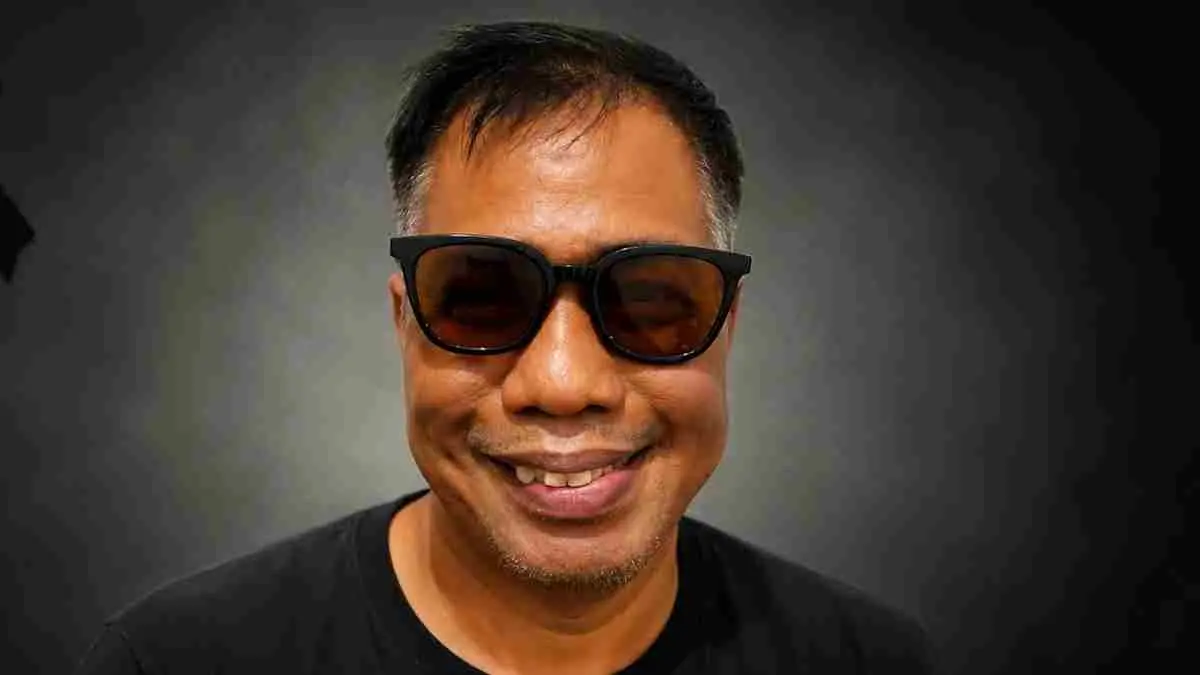 Suasana duka menyelimuti rumah komedian Temon. Namun di balik air mata, para sahabat justru lebih banyak mengenang senyum dan tingkah lucunya. Bedu mengaku setiap mengingat Temon, yang muncul justru kenangan yang membuatnya ikut tersenyum. (cyrustimes.com)