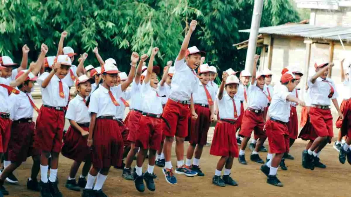 Pendidikan sering kali diukur dari nilai dan prestasi akademik. Namun, kebahagiaan anak tidak selalu berjalan seiring dengan nilai tinggi.  (Photo by Husniati Salma on Unsplash)