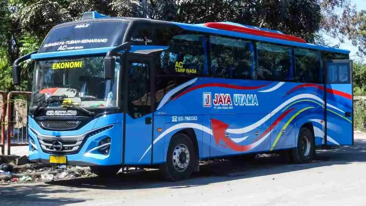 Masih takut atau bingung naik bus umum untuk pertama kali? Tenang, ternyata caranya tidak sesulit yang dibayangkan. Simak panduan lengkap mulai dari mencari rute, membayar ongkos, hingga turun di tujuan tanpa salah halte. (instagram.com/fadly_bisphotowork)