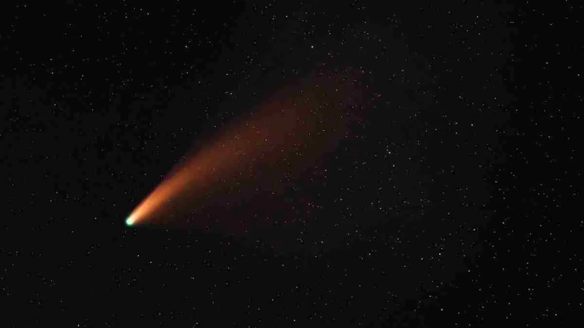 Viral cahaya hijau disertai dentuman keras di langit Jogja hingga Cirebon akhirnya terjawab. Astronom mengungkap fenomena tersebut merupakan meteor superterang atau boloid yang melintas sejauh sekitar 400 kilometer di atas Pulau Jawa. (Ilustrasi meteor raksasa-Pexels)