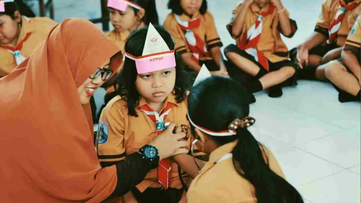 Sekolah sering kali fokus pada nilai, ranking, dan prestasi. Namun, jarang ada ruang untuk belajar menerima kegagalan. (Photo by Husniati Salma on Unsplash)