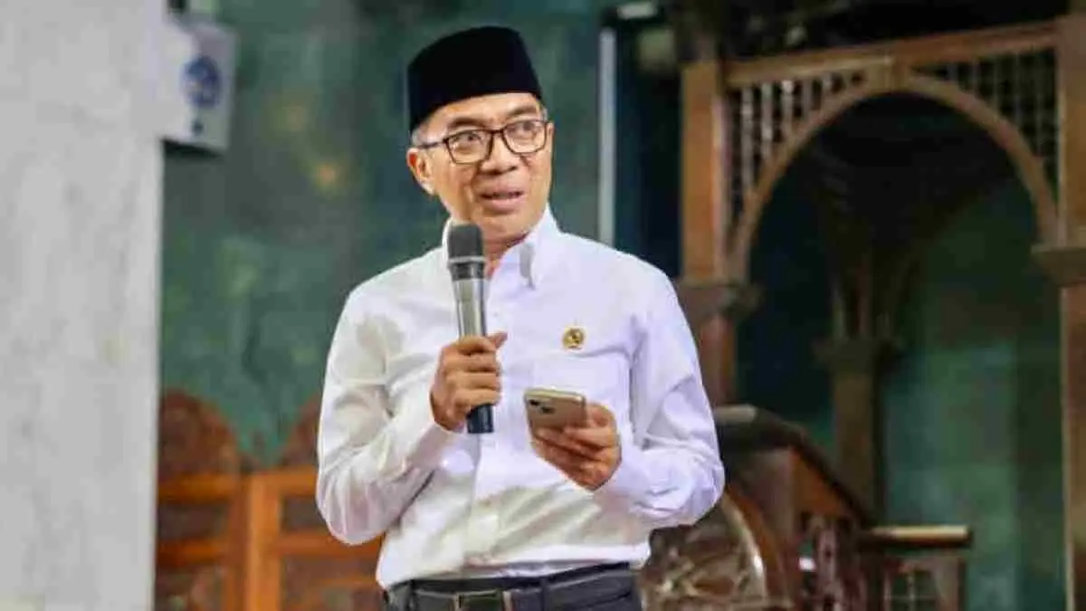 "Jangan punya cita-cita jadi menteri." Kalimat Brian Yuliarto ini langsung mengundang tawa ribuan peserta Reuni Akbar Unida Gontor. Di balik candaan tersebut, tersimpan pesan mendalam tentang amanah, tanggung jawab, dan pentingnya membangun kompetensi sebelum mengejar jabatan. (Sumber Foto: Instagram @brian_yuliarto)