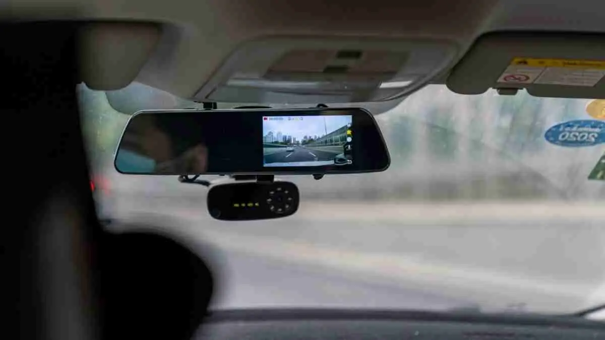 Dashcam adalah kamera kecil yang dipasang di kendaraan untuk merekam perjalanan. Popularitasnya meningkat karena fungsi sebagai bukti kecelakaan, membantu klaim asuransi, hingga meningkatkan keselamatan berkendara.  (Photo by Xingye Jiang on Unsplash)