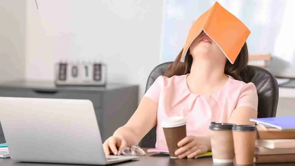 Hari Senin selalu bikin stres? Tren Bare Minimum Monday mengajak pekerja mengatur energi, bukan mengurangi tanggung jawab. Simak apakah cara ini benar-benar efektif atau hanya alasan untuk bermalas-malasan. (ilustrasi)