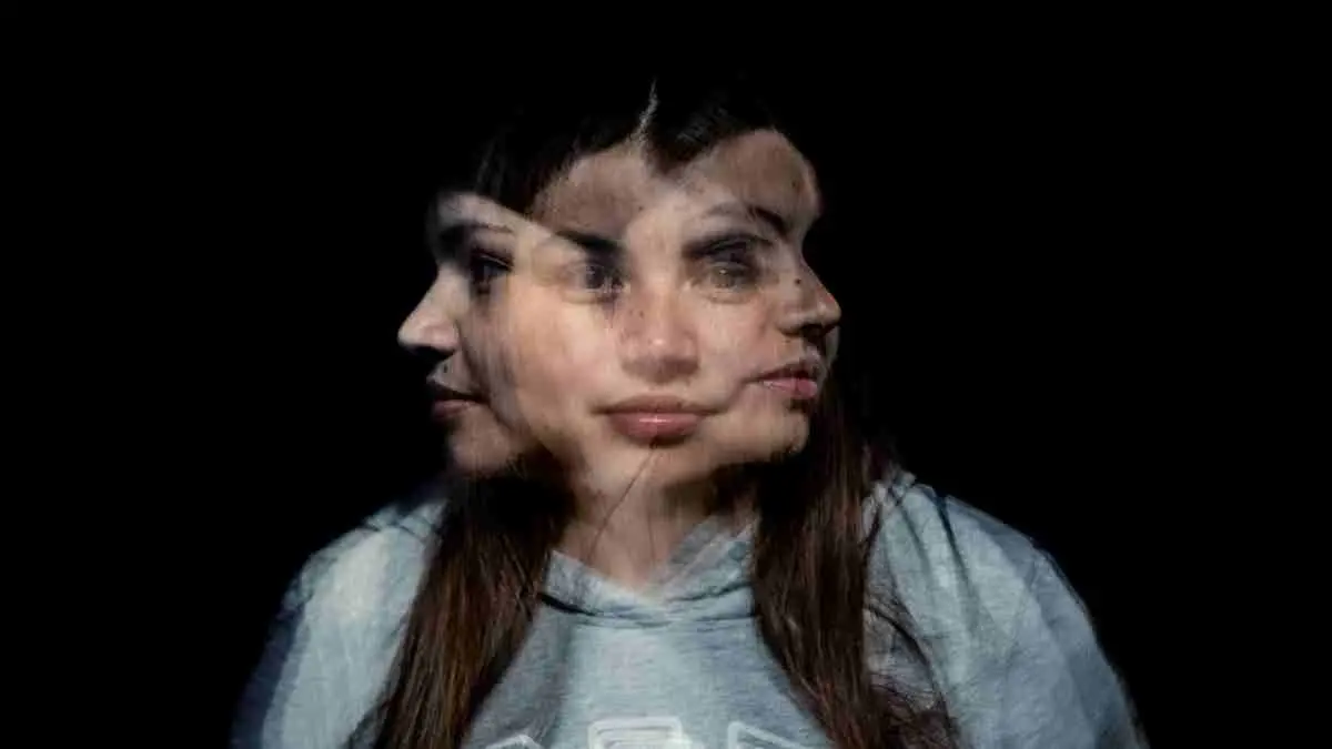 Impostor syndrome adalah kondisi psikologis di mana seseorang merasa tidak pantas atas pencapaiannya, meski jelas memiliki kemampuan.  (Photo by Mark Farías on Unsplash)