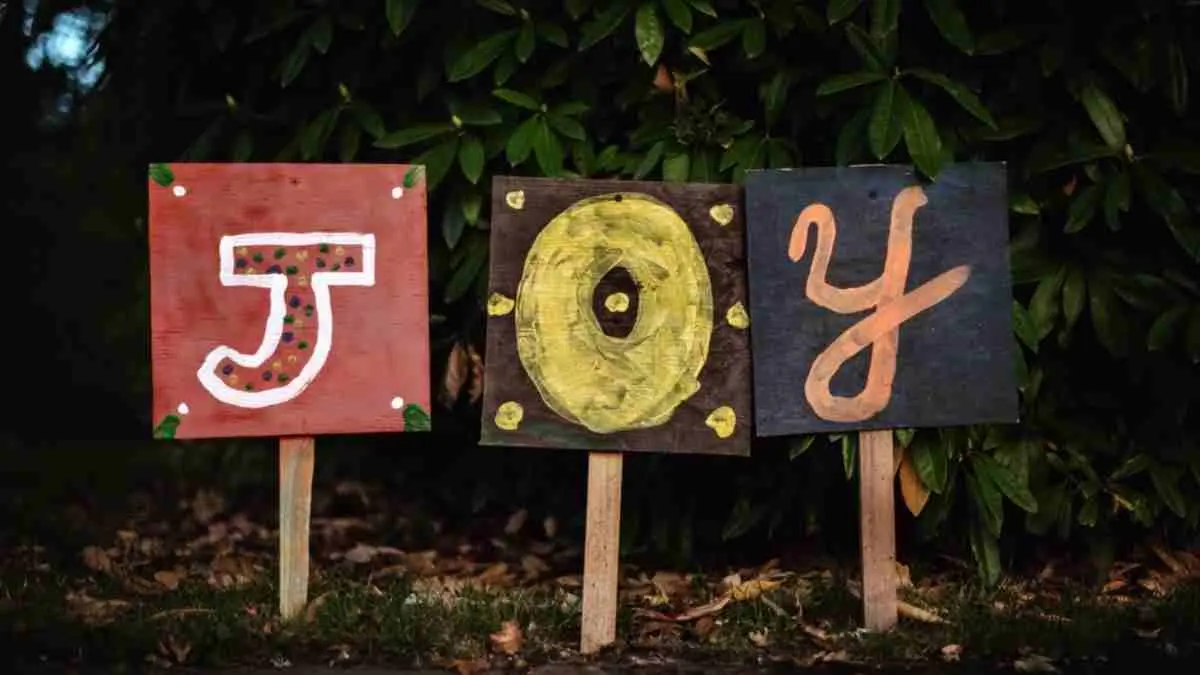 JOMO (Joy of Missing Out) adalah kebalikan dari FOMO (Fear of Missing Out). Tren ini semakin populer karena banyak orang merasa lebih tenang dengan tidak selalu mengikuti arus. (Photo by Tim Mossholder on Unsplash)