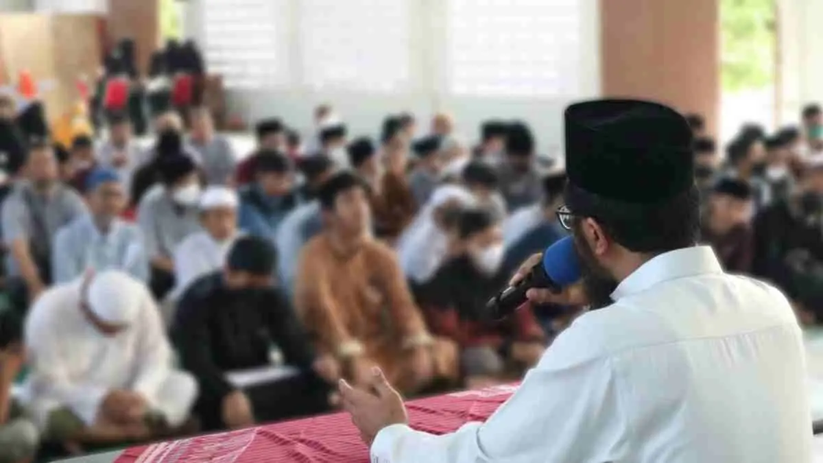 Kehadiran mahasiswa KKN di desa bukan hanya soal program kerja, tetapi juga tentang hubungan sosial dan kebermanfaatan nyata.  (Photo by Raka Dwi Wicaksana on Unsplash)