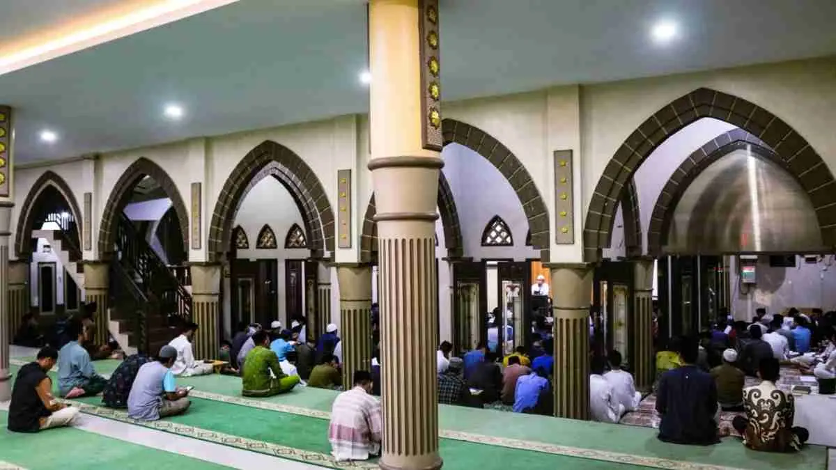 Madrasah menghadapi tantangan besar di era informasi. Hafalan tetap penting, tetapi tidak cukup. (Photo by abu mikayla on Unsplash)
