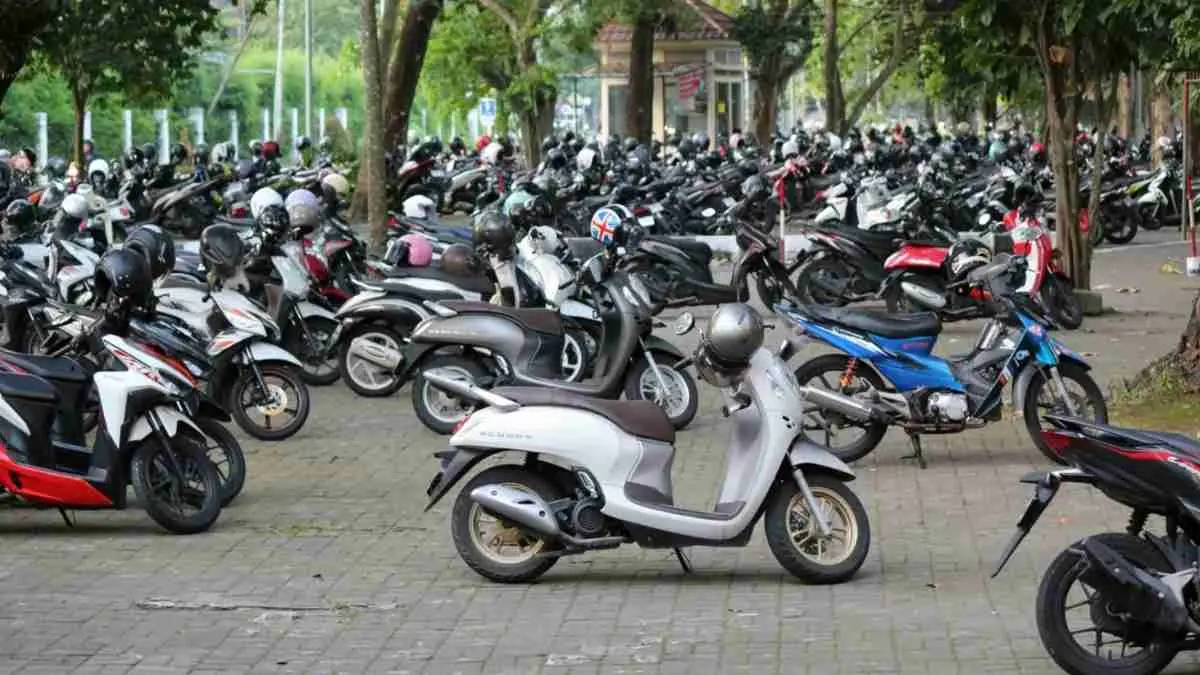 Motor matic kini mendominasi jalanan Indonesia, serta prediksi masa depan motor manual dalam evolusi industri otomotif. (Photo by Deski Jayantoro on Unsplash)