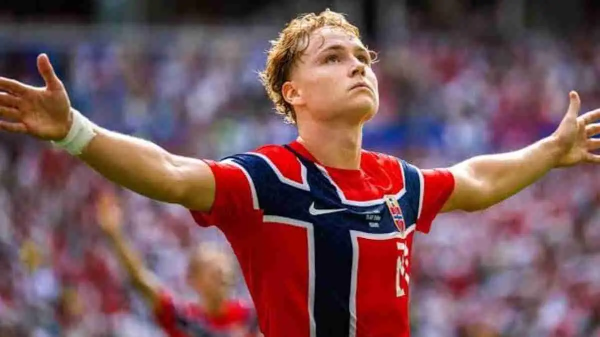 Performa luar biasa Andreas Schjelderup di Piala Dunia 2026 membuat Tottenham bergerak cepat. Namun, Spurs harus bersaing dengan Liverpool dan Chelsea untuk mendapatkan tanda tangannya. (sumber foto : Birdbylan/IMAGO)