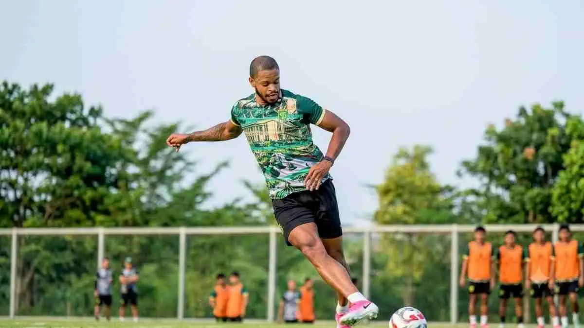 Persebaya memulai era baru dengan 11 pemain anyar. Alex Martins percaya kekompakan tim segera terbentuk dan siap membawa Green Force bersaing di Super League 2026/2027. (Sumber foto: Instagram/officialpersebaya)