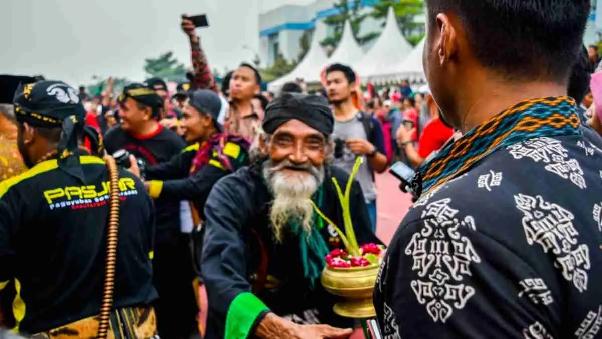 Ruang komunal dulu menjadi jantung kehidupan sosial masyarakat Jawa. Namun, perubahan gaya hidup, urbanisasi, dan dominasi gawai membuat ruang-ruang itu perlahan hilang.  (Photo by Adrian Hartanto on Unsplash)