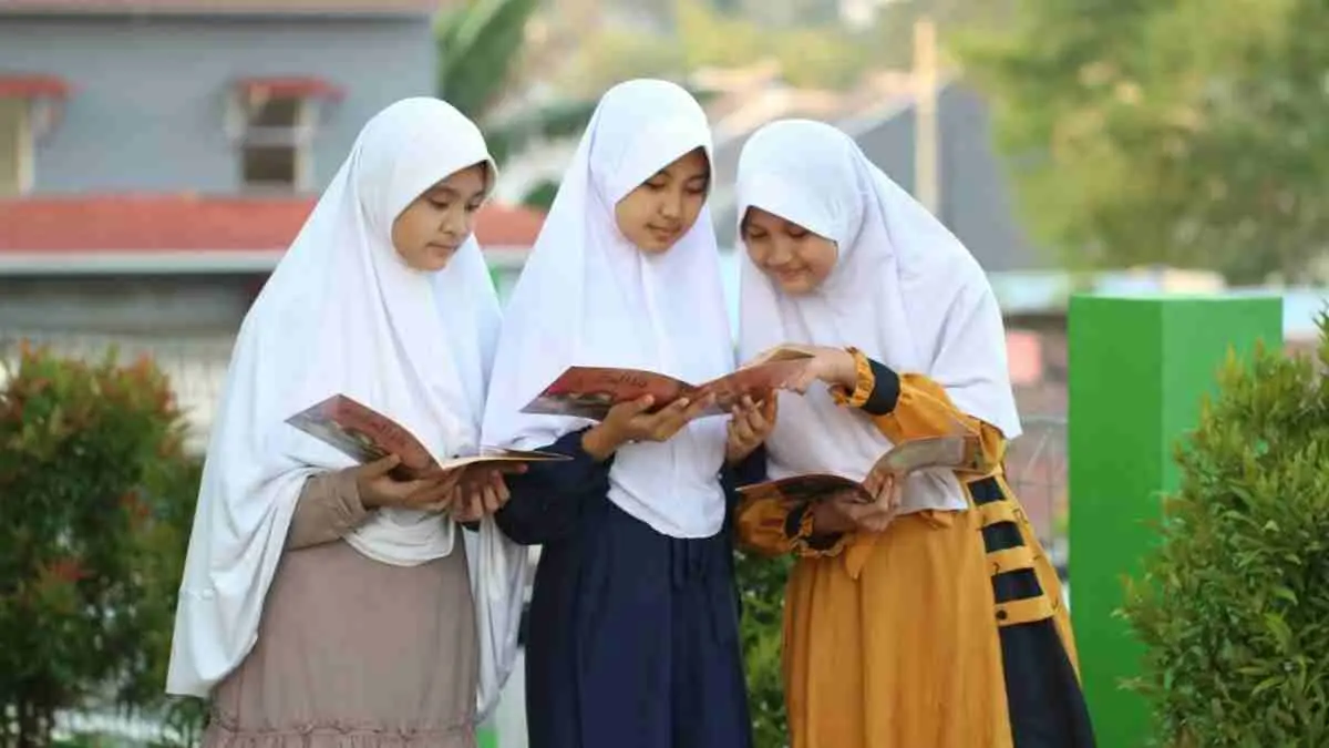 fenomena krisis karakter, keunggulan madrasah, peran guru dan budaya sekolah (Photo by Muh Makhlad on Unsplas)