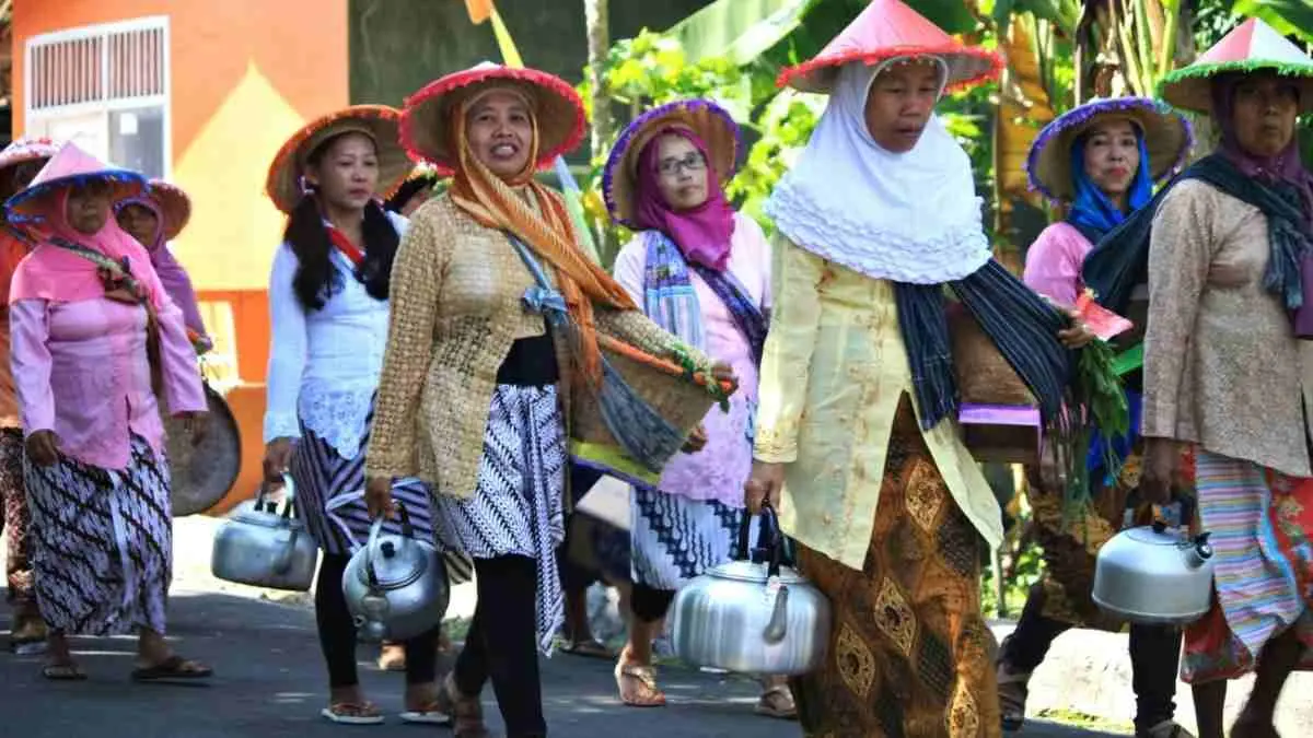 Kehidupan desa sering kali memberi pengalaman yang berbeda bagi mahasiswa saat menjalani KKN. (Photo by Mufid Majnun on Unsplash)