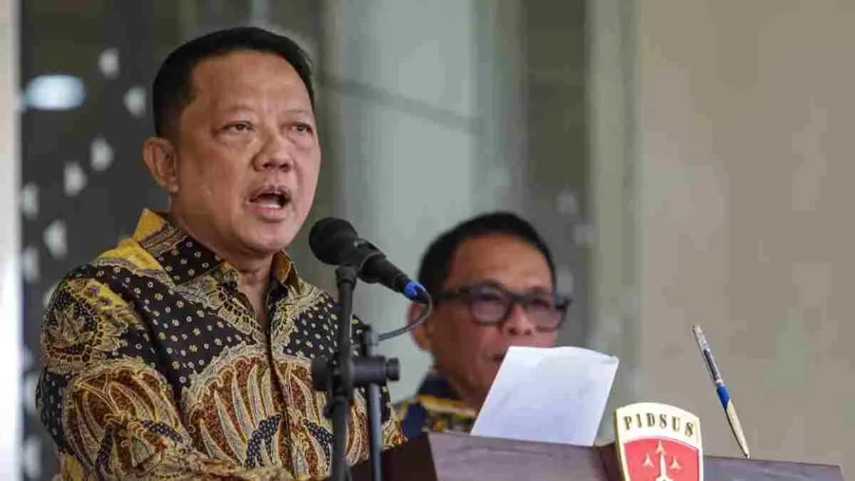 Mantan Jaksa Agung Muda Tindak Pidana Khusus (Jampidsus) Febrie Adriansyah (tengah) memberikan keterangan pers di Gedung Bundar, Kejaksaan Agung, Jakarta, Jumat (10/7/2026). (Salman Toyibi/Jawa Pos)