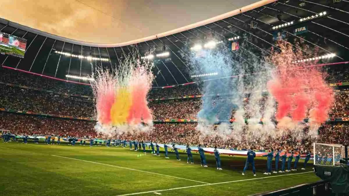 mencoba melihat semifinal Piala Dunia 2026 dengan kacamata primbon Jawa, bukan sebagai prediksi resmi, melainkan sebagai refleksi budaya.
(Photo by Johannes Hübner on Unsplash)