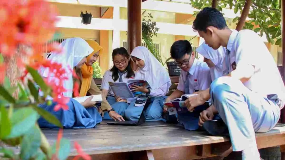 Menguasai materi ternyata belum cukup untuk menjadi guru. Praktik mengajar mengajarkan mahasiswa bahwa mendidik membutuhkan kesabaran, kreativitas, dan keteladanan. (Photo by Ed Us on Unsplash)