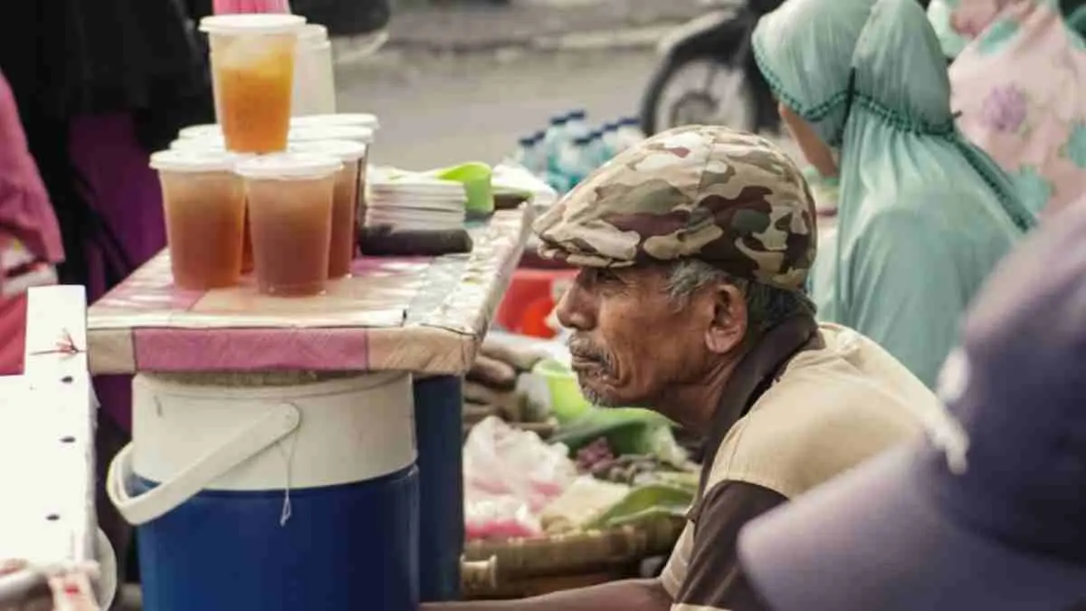 Meski indikator makro ekonomi menunjukkan tren positif, banyak masyarakat masih merasakan beratnya biaya hidup.  (Photo by Visual Karsa on Unsplash)