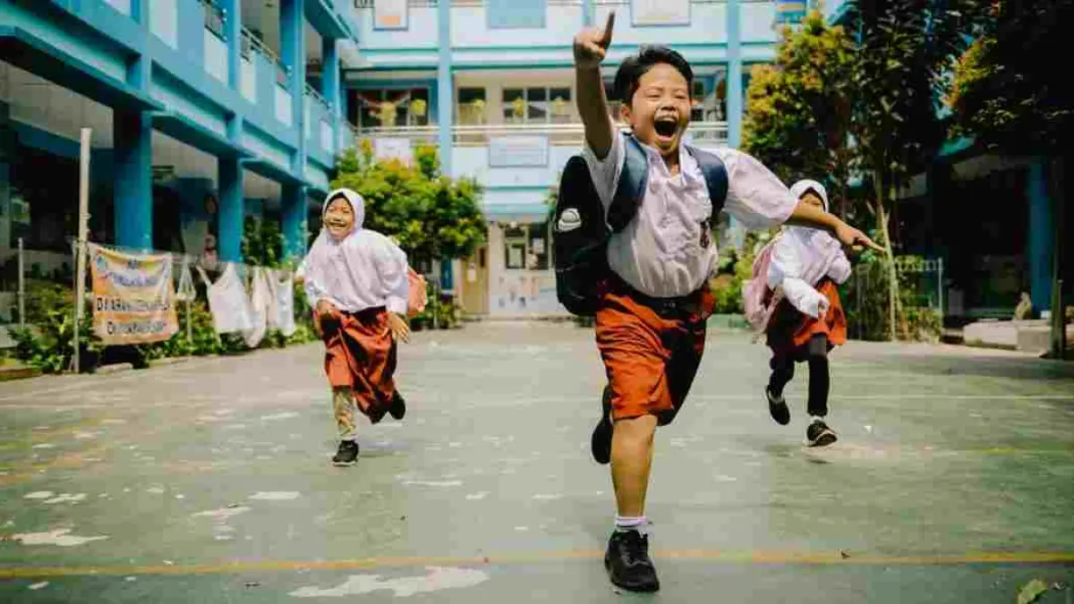 Hari pertama sekolah kini tak lagi identik dengan rasa takut. Lewat konsep MPLS 2026 yang lebih ramah, edukatif, dan bebas perpeloncoan, siswa baru bisa lebih cepat beradaptasi, membangun kepercayaan diri, serta menjalin pertemanan sejak hari pertama. (ilustrasi)