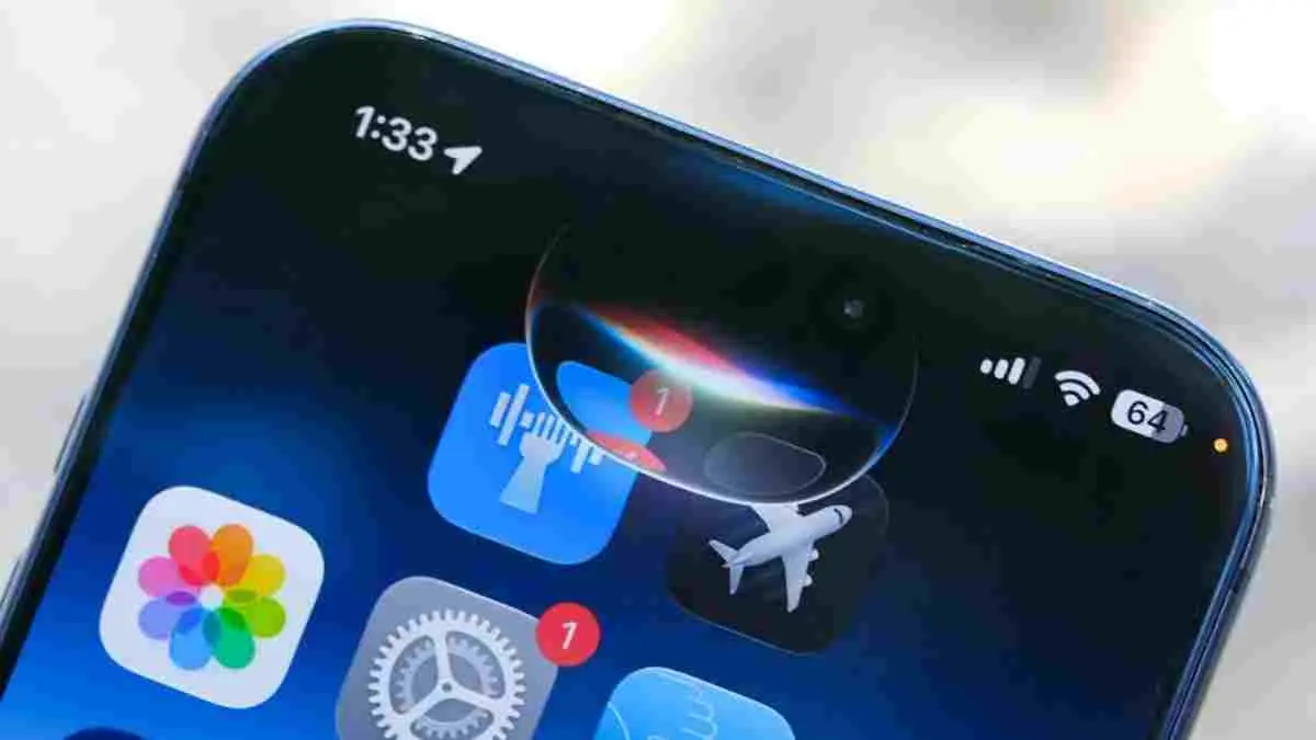Apple resmi membuka beta publik iOS 27 dengan Siri AI yang lebih pintar. Kini pengguna umum bisa mencoba asisten virtual baru yang mampu memahami konteks, merangkum pesan, mencari foto, hingga mengenali objek lewat kamera sebelum versi final dirilis pada September mendatang. (@mnh_18/X)