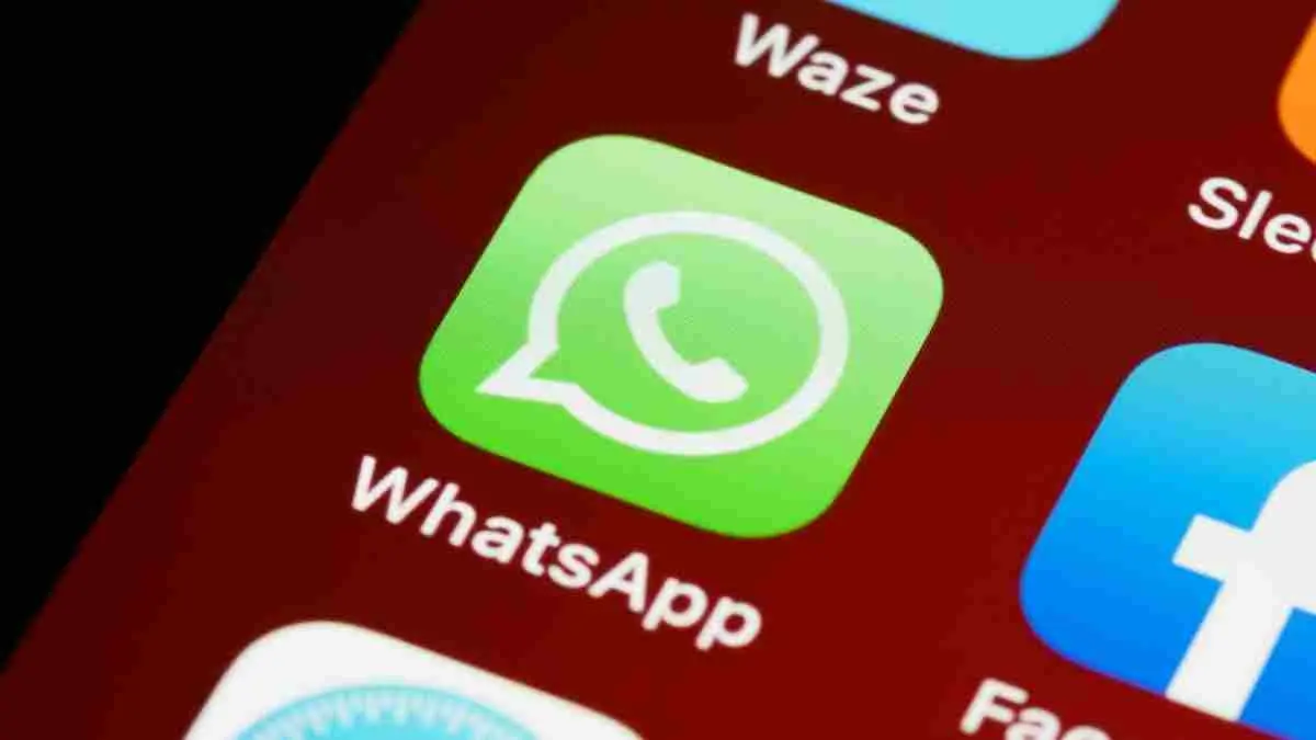 ChatGPT resmi kembali hadir di WhatsApp untuk pengguna di Eropa. Kini pengguna bisa mengobrol, mengirim pesan suara, menganalisis gambar, hingga membuat ilustrasi AI langsung dari WhatsApp tanpa perlu menginstal aplikasi tambahan. (Brett Jordan/Unsplash)
