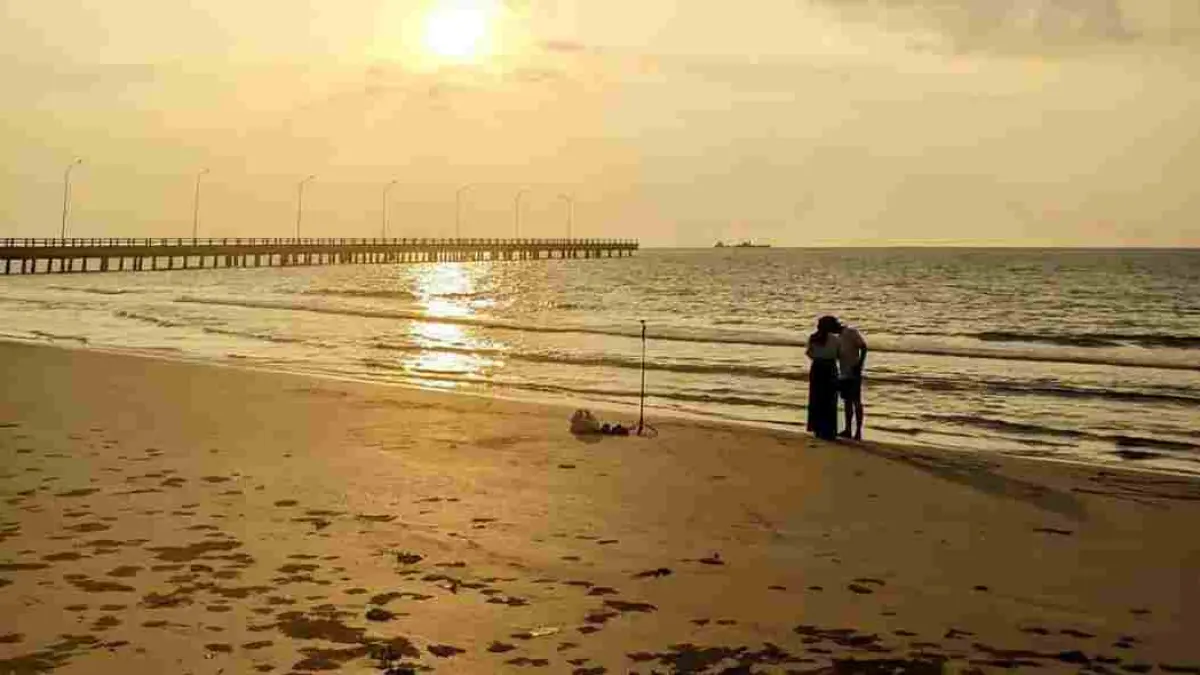 Tak perlu pergi jauh untuk menikmati senja yang indah. Pantai Dermaga Tuban kini menjadi spot favorit berburu sunset dengan latar dermaga yang estetik dan suasana yang menenangkan. (nativeindonesia.com)