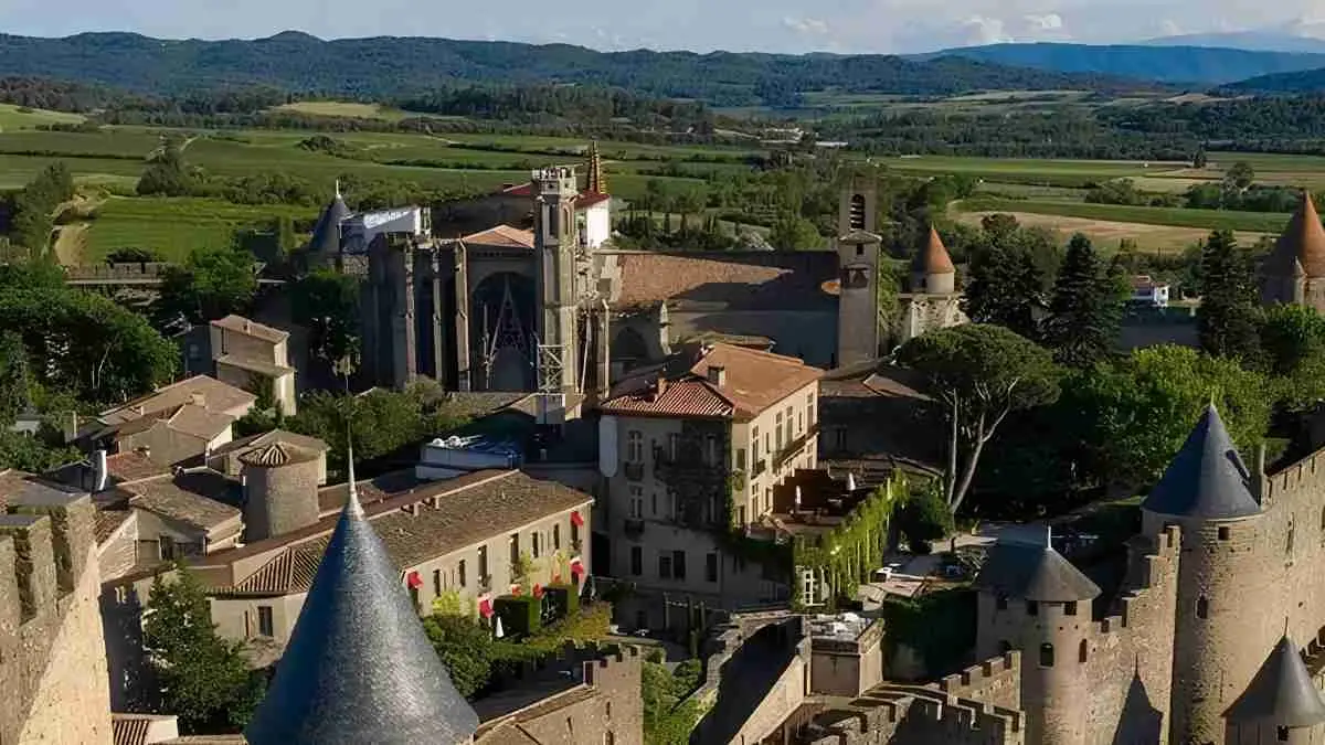 Benteng megah, jalanan berbatu, dan suasana bak negeri dongeng. Carcassonne di Prancis menjadi destinasi bersejarah yang wajib masuk daftar impian para pencinta wisata. (Sumber: Instagram @zonapengetahuan.id)