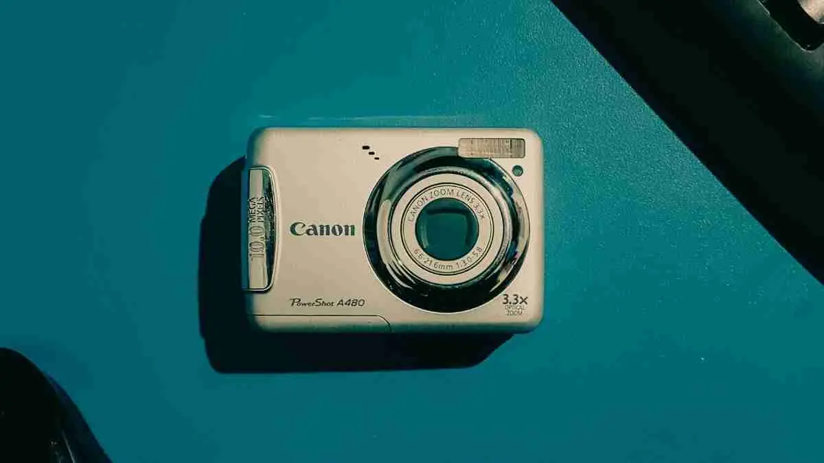 Kamera digital era 2000-an atau digicam kembali viral di kalangan anak muda. (Photo by Robert Shunev on Unsplash)