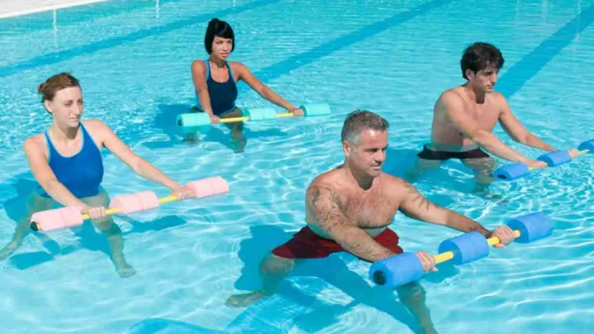Olahraga di dalam air kini bukan sekadar berenang. Aqua Pilates sedang naik daun di kalangan Gen Z karena menawarkan latihan yang efektif, ramah untuk sendi, sekaligus membantu tubuh dan pikiran menjadi lebih rileks. (swimoutlet.com)