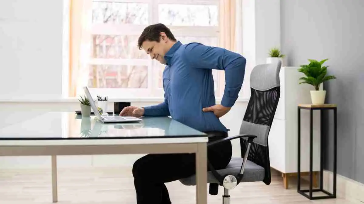 Seharian duduk di depan laptop ternyata bukan kebiasaan yang bisa dianggap sepele. Mulai dari nyeri punggung hingga menurunnya produktivitas bisa terjadi. Coba 10 cara sederhana ini agar tubuh tetap aktif meski bekerja di kantor. (ilustrasi)