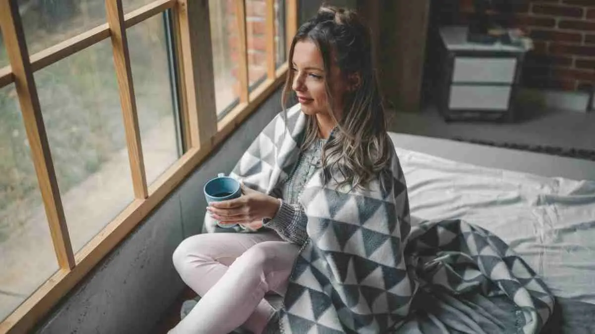 Tinggal sendiri kini bukan lagi identik dengan kesepian. Bagi banyak Gen Z dan milenial, living alone menjadi cara untuk belajar mandiri, menjaga kesehatan mental, dan menemukan keseimbangan hidup. (ilustrasi)