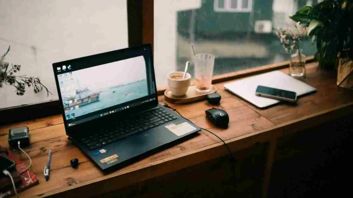 alasan orang memilih kafe sebagai tempat kerja, kelebihan dan kekurangannya, siapa yang cocok bekerja dari kafe, serta apakah produktivitas lebih dipengaruhi oleh tempat atau kebiasaan.
(Photo by Nguyen Phan Nam Anh on Unsplash)