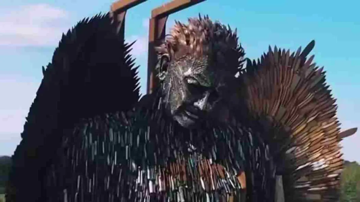 Dari ribuan senjata tajam lahir sebuah simbol harapan. Knife Angel, patung malaikat setinggi lebih dari 8 meter yang dibuat dari 100 ribu pisau sitaan polisi, menjadi pengingat kuat bahwa seni mampu mengubah simbol kekerasan menjadi pesan perdamaian bagi masyarakat. (Sumber: Instagram @pandemictalks)