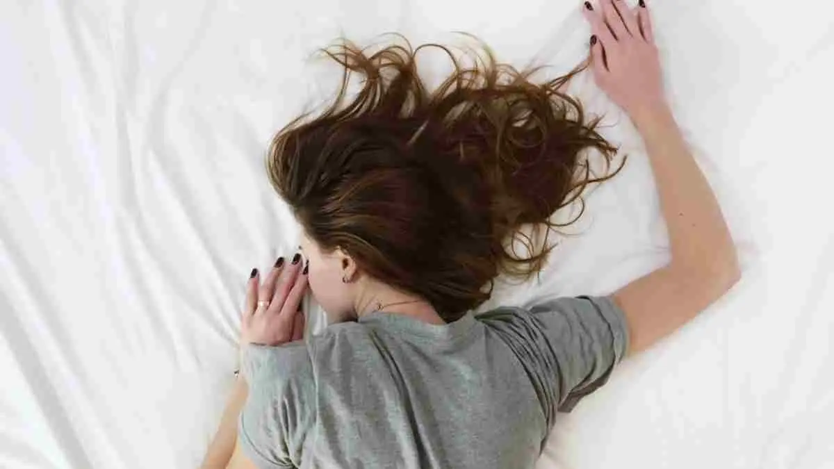 Revenge bedtime procrastination adalah kebiasaan menunda tidur demi mendapatkan waktu pribadi. (Photo by Vladislav Muslakov on Unsplash)