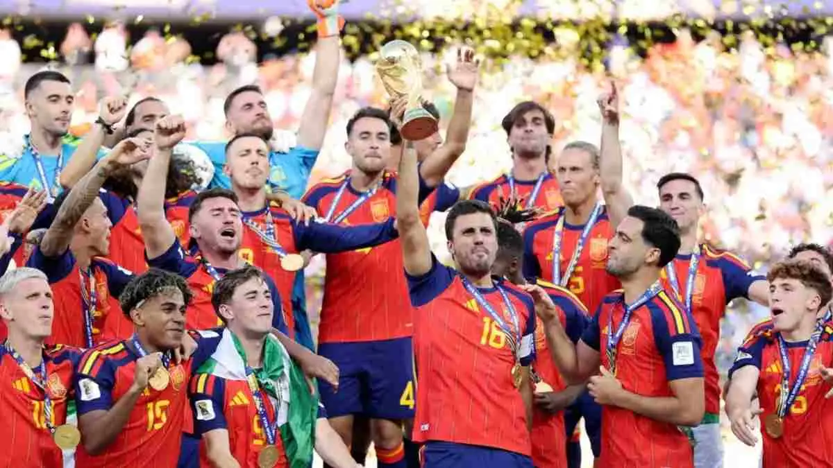 Spanyol resmi menjadi juara Piala Dunia 2026. Namun di balik kemenangan itu, ada refleksi menarik tentang kehidupan, sistem, identitas manusia, dan mengapa agama tidak pernah benar-benar terpisah dari keseharian. Sudut pandang ini mengajak pembaca melihat sepak bola lebih dari sekadar 90 menit pertandingan. (goal.com)