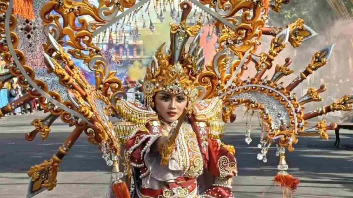 Budaya lokal kembali menunjukkan kelasnya. Banyuwangi Ethno Carnival 2026 sukses menyedot ribuan penonton lewat parade spektakuler yang memadukan sejarah, fashion modern, dan kekayaan budaya Nusantara hingga mencuri perhatian dunia. (radar banyuwangi)