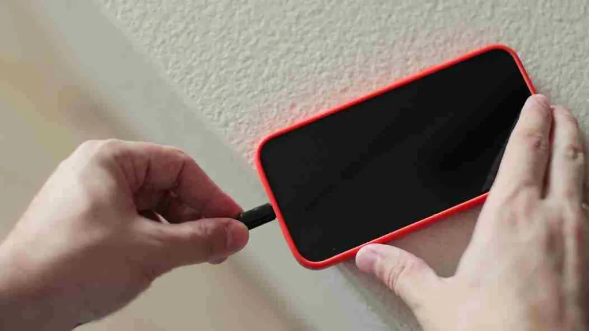 Baterai HP cepat drop padahal usia smartphone masih baru? Bisa jadi penyebabnya adalah kebiasaan saat mengecas yang sering dianggap sepele. Simak 7 kesalahan yang sebaiknya segera dihentikan agar baterai tetap awet dan tahan lama. (ilustrasi)