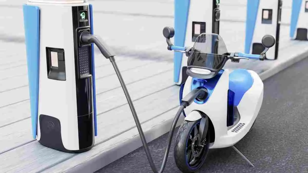 Benarkah motor listrik bisa menghemat pengeluaran hingga belasan juta rupiah? Ternyata bukan hanya biaya pengisian daya yang lebih murah, tetapi juga perawatannya.