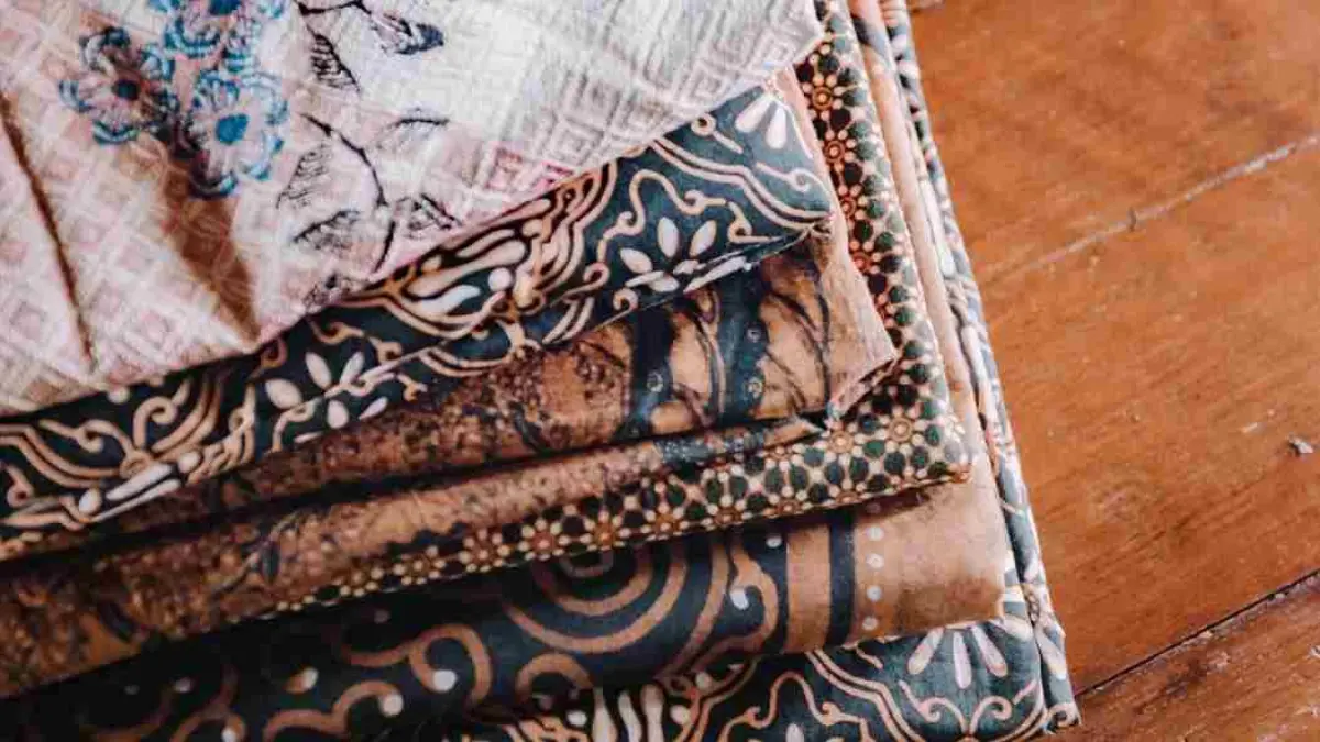 Jangan asal beli batik! Sekilas memang mirip, tetapi batik tulis, batik cap, dan batik printing memiliki proses pembuatan, kualitas, serta nilai seni yang sangat berbeda. Kenali ciri-cirinya sebelum memilih agar tidak salah beli. (ilustrasi batik)