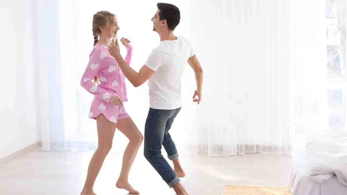Masih menganggap menari cuma hiburan? Faktanya, dance workout bisa membakar ratusan kalori, melatih hampir seluruh otot tubuh, menjaga kesehatan jantung, hingga membuat suasana hati lebih baik. Tak heran semakin banyak orang memilih menari sebagai olahraga favoritnya. (ilustrasi)