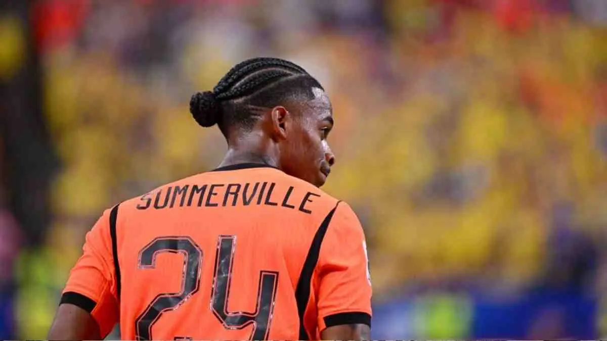 AS Roma makin dekat mendapatkan Crysencio Summerville!. Kesepakatan pribadi sudah tercapai, sementara Giallorossi menyiapkan paket transfer hampir 50 juta euro untuk membujuk West Ham United melepas sang winger. (Sumber foto : thehardtackle)