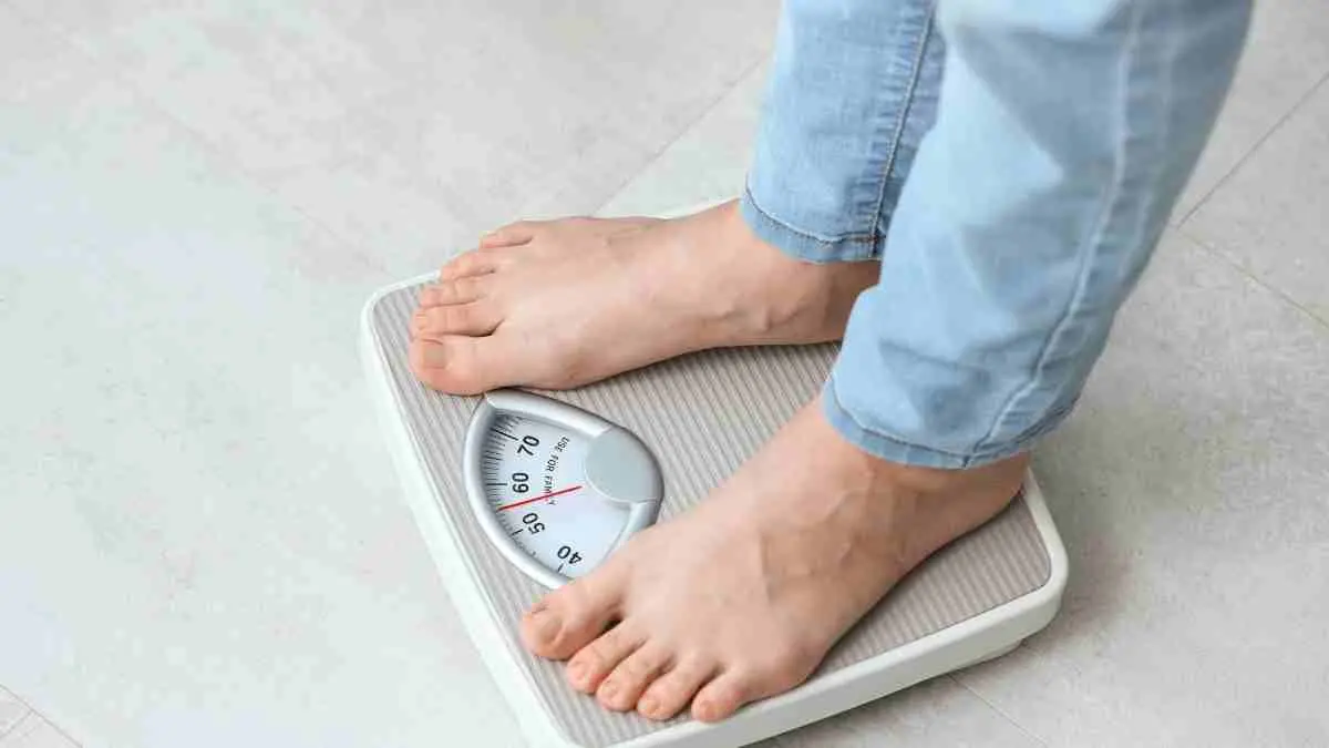 Haruskah diet ekstrem untuk bisa kurus? Ternyata tidak selalu. Simak fakta tentang workout tanpa diet ketat, cara kerja defisit kalori, serta kebiasaan sederhana yang bisa membantu menurunkan berat badan secara sehat dan bertahan dalam jangka panjang. (Ilstras)