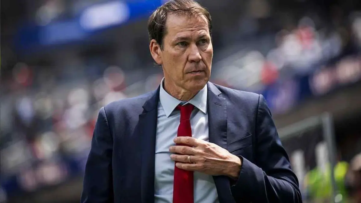 Era Rudi Garcia di Timnas Belgia resmi berakhir. Meski sukses membawa Belgia hingga perempat final Piala Dunia 2026, RBFA memilih memulai babak baru. Kini, nama Mark van Bommel mencuat sebagai kandidat terkuat untuk mengisi kursi pelatih Setan Merah. (Sumber foto : BBC)